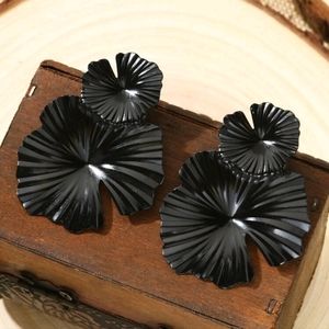 🍉5 for $25* Black Metal Flower Earrings
